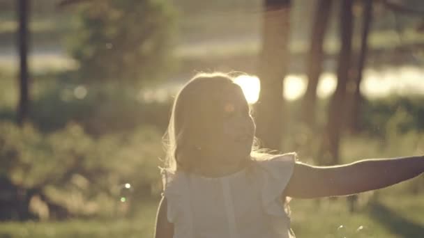 Menina bonito é pegar bolhas — Vídeo de Stock