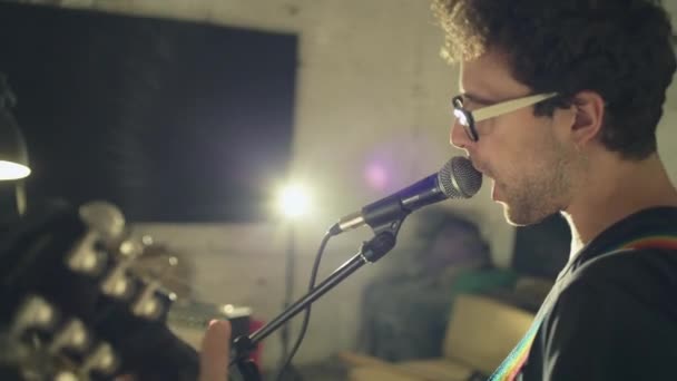 Homme chantant au microphone tout en jouant de la guitare — Video