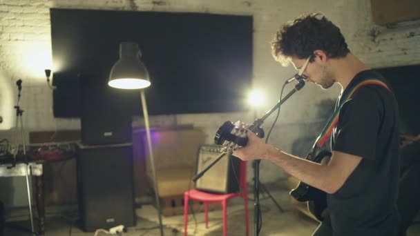 Mann spielt E-Gitarre im Probenstudio — Stockvideo