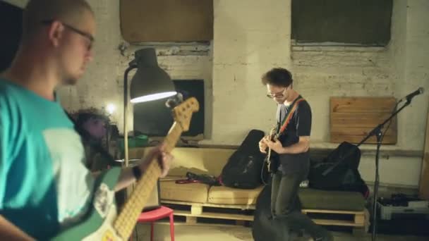 Dos hombres tocando guitarras en la sala de ensayo — Vídeos de Stock