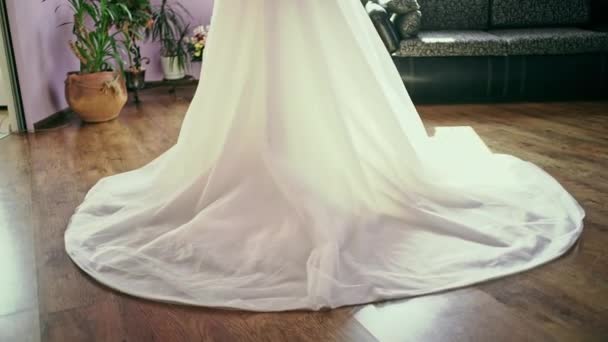 Hermoso tocador de novia Retrato de maquillaje de boda y peinado, chica en velo y joyas en casa. Mañana de bodas de novias. Moda novia hermosa belleza, sonriente novia feliz mujer con flores de matrimonio . — Vídeo de stock