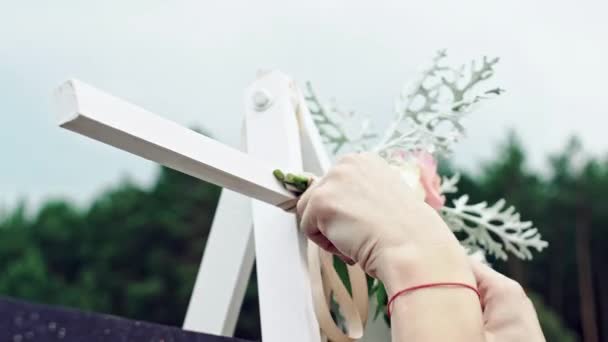 Флорист за работой: красивая молодая блондинка делает модный современный букет из разных цветов — стоковое видео