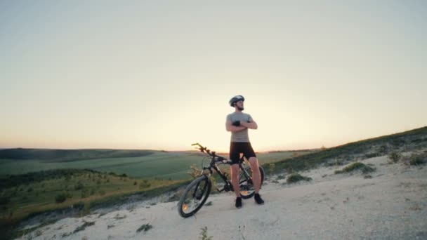 Ciclista examina colina — Vídeos de Stock