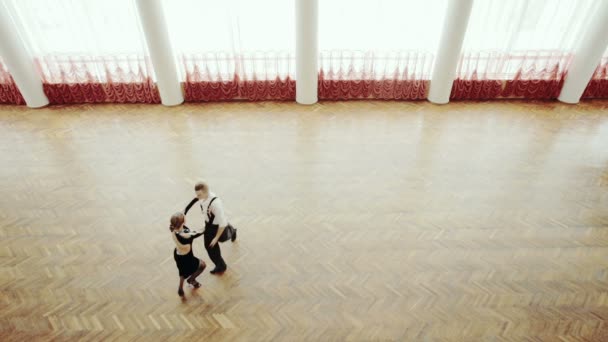 Danseurs professionnels dansant dans la salle de bal — Video