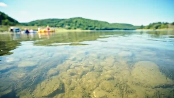 Fiume paesaggio estivo con cielo blu brillante . — Video Stock