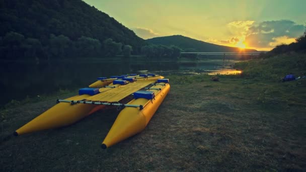 Catamarán para rafting en el río al atardecer en verdes montañas — Vídeo de stock