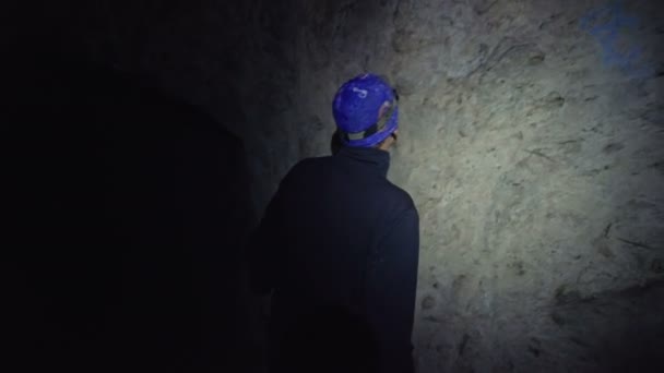 Mano azul alcanzando en la pared oscura — Vídeos de Stock