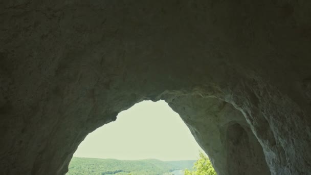 La cueva artificial en las laderas del cañón en Zalischyky, Ucrania . — Vídeos de Stock