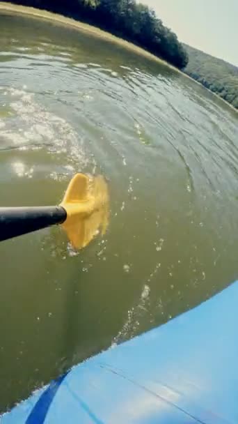 Человек гребная лодка, наслаждаясь прекрасным днем на реке, POV — стоковое видео