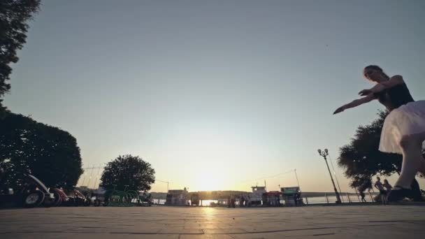 Chaqueta deportiva atlética de una niña sobre el fondo de la puesta de sol. El verano es un día cálido — Vídeos de Stock