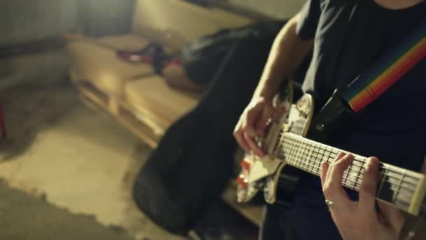 Guitarrista con guitarra eléctrica en estudio — Vídeo de stock