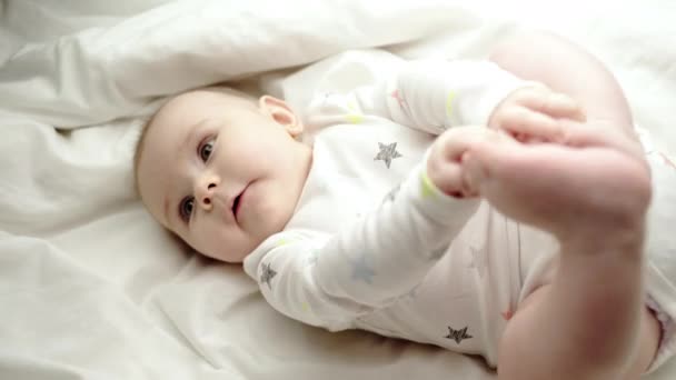 Новорожденный ребенок на одеяле — стоковое видео