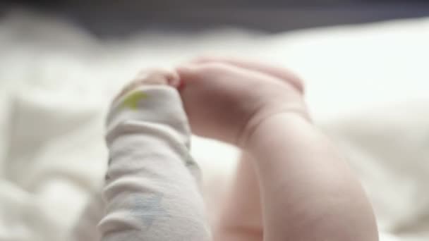 Baby härlig liten hand och ben — Stockvideo