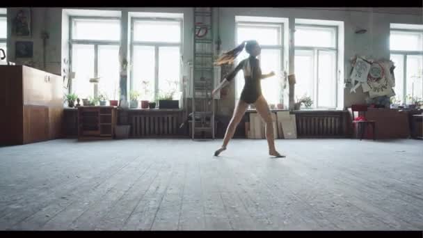 美丽的年轻芭蕾舞演员在一个大大厅的旧艺术工作室跳舞 — 图库视频影像