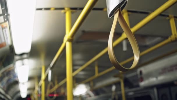 Gelbe Halter auf den Schienen öffentlicher Verkehrsmittel — Stockvideo