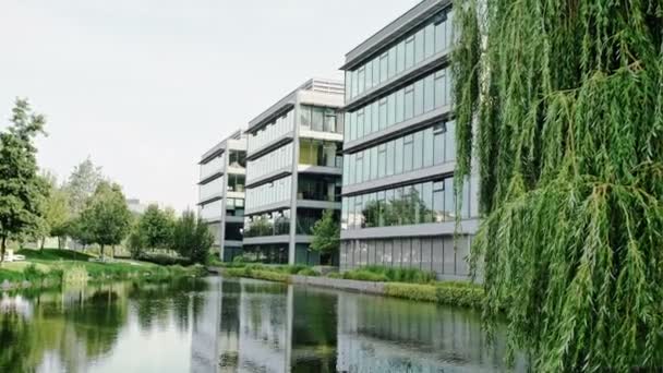 办公室大厦与云彩和大厦的反射在水中. — 图库视频影像