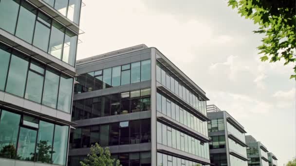 Edificio de vidrio moderno en un día claro . — Vídeo de stock