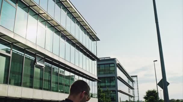 Аллея с офисными зданиями в современном городе — стоковое видео