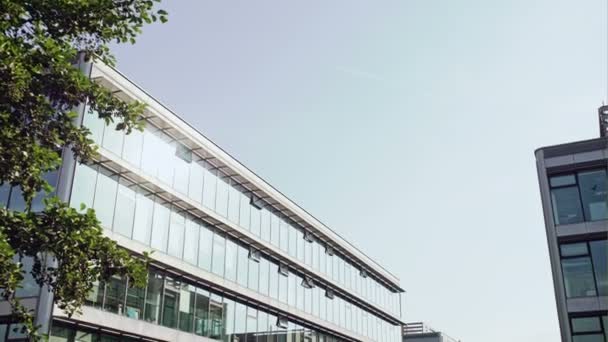 Video clip desplazándose por el edificio del campus contemporáneo con ventanas de vidrio . — Vídeo de stock