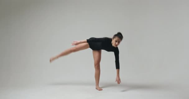 Hermosa delgada joven mujer moderna jazz estilo contemporáneo bailarina de ballet — Vídeos de Stock