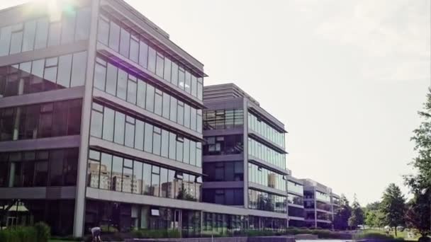 Moderne glazen fronted kantorencomplex — Stockvideo
