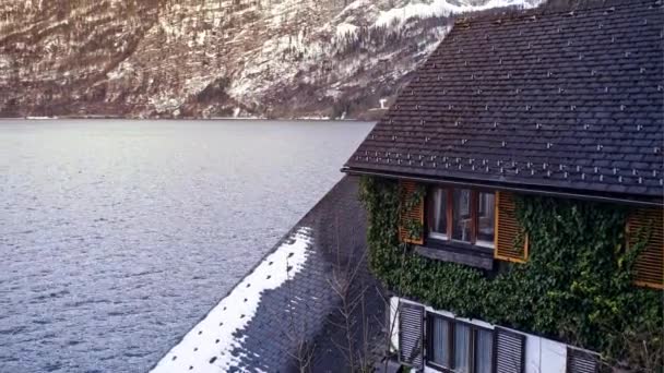 Деревянный дом против альпийского озера с горами — стоковое видео