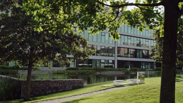 Escritórios modernos em terrenos verdes exuberantes — Vídeo de Stock