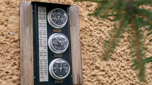 Paneel met meters op muur meten — Stockvideo