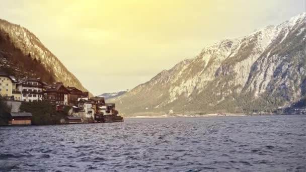 Tal des Sees inmitten der Berge und mit Stadt an der Küste im Sonnenlicht, Österreich. — Stockvideo