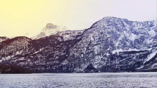 Krajobraz zimnej wody jeziora w Hallstatt z skalisty grzbiet gór, na brzegu, Austria — Wideo stockowe