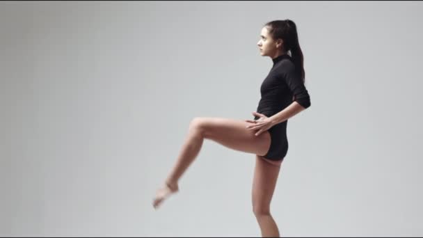 Video clip of barefoot ballerina in studio — Stock Video