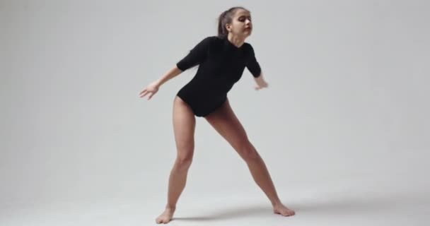 Videoclip van lenig jonge vrouwelijke balletdanseres — Stockvideo
