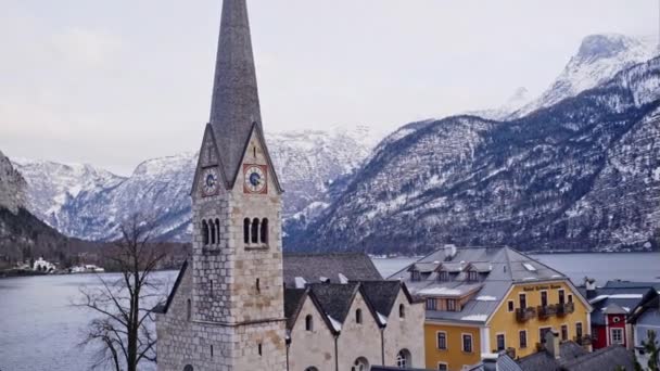 Inverno Vista de Hallstatt, aldeia tradicional de madeira austríaca, Igreja Luterana, Património Mundial da Cultura da UNESCO — Vídeo de Stock
