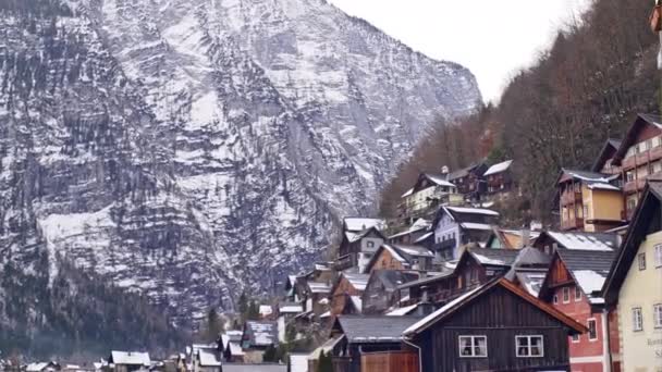 冬 - オーストリア ザルツブルクで湖 hallstatter ハルシュタットの村 — ストック動画
