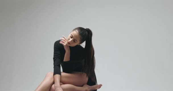 Portrait de jeune fille séduisante, danseuse de ballet — Video