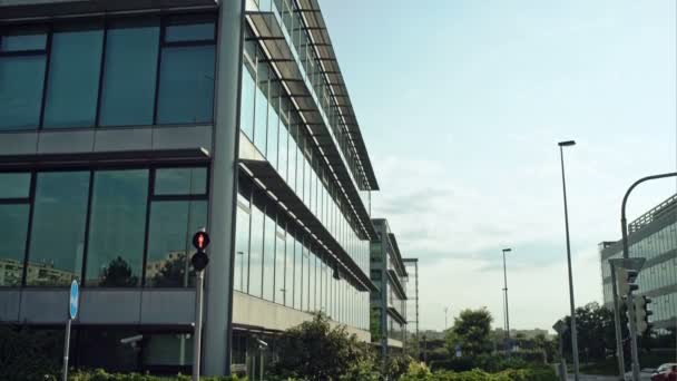 様式変更されたジェネリック企業の近代的なオフィスの建物 — ストック動画