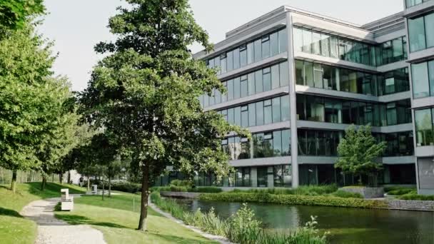 Park met fonteinen en banken voor de business center — Stockvideo