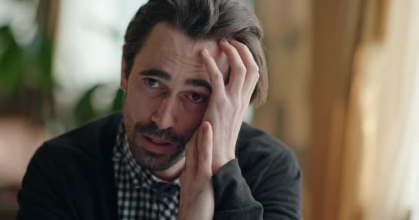 Deprimeret mand kører sine hænder igennem hans hår – Stock-video