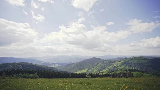 Montaña verde en el día nublado — Vídeo de stock