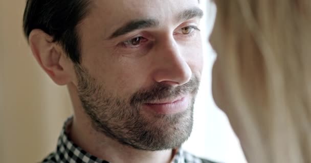 Close-up de homem barbudo olhando para sua esposa com sentimento de amor à luz do dia . — Vídeo de Stock