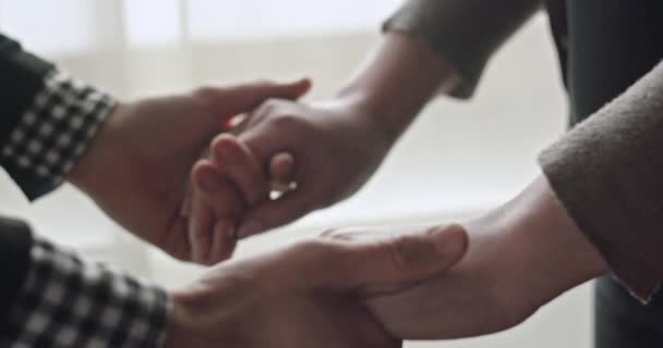 Gewas beeld in close-up van man en vrouw hand in hand met liefde staan voor elkaar. — Stockvideo