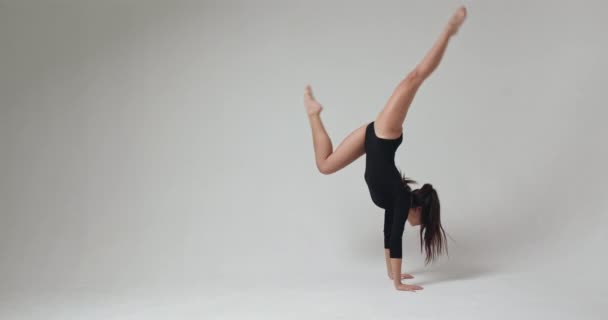 Joven gimnasta chica estiramiento y entrenamiento — Vídeo de stock