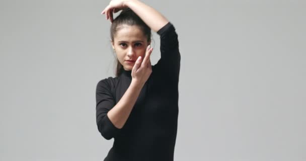 Молодая девушка исполняет эмоциональный и чувственный танец - замедленная съемка — стоковое видео