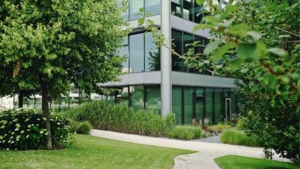 Edificio de oficinas moderno y verde al aire libre — Vídeo de stock