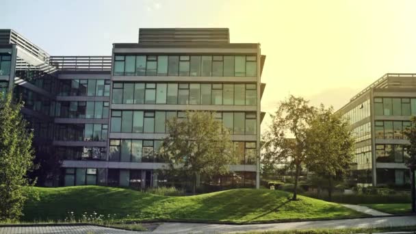 Edificio de oficinas moderno corporativo genérico alterado estilizado — Vídeo de stock