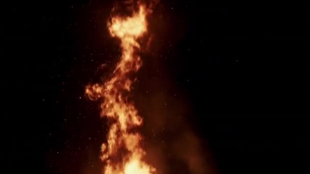 Рух палаючого вогню з полум'ям, що працює в палаючих іскрах на чорному тлі — стокове відео