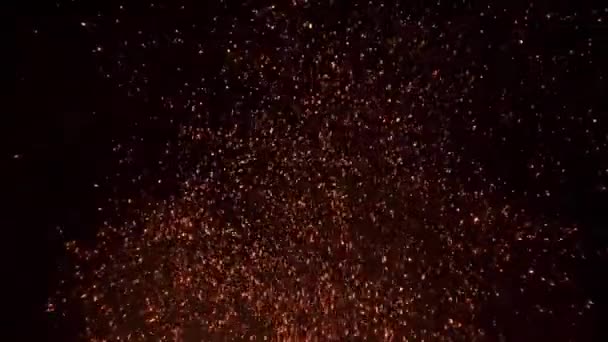 Літаючі вогняні іскри на чорному — стокове відео