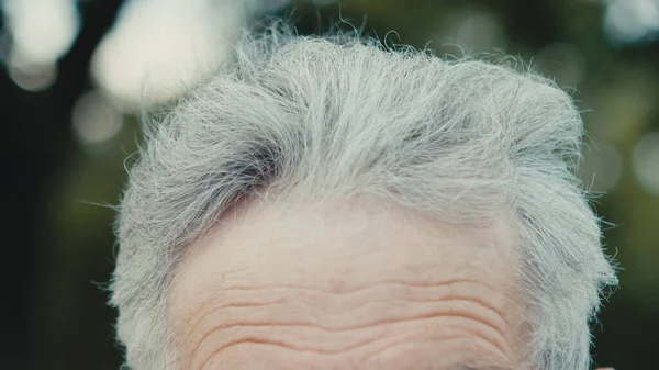 Seniors portrait of contemplative old caucasian man. Close up — Stock Photo, Image