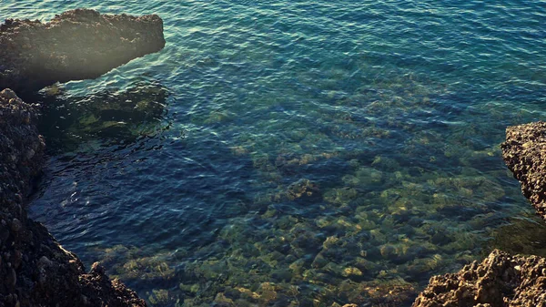 Kayalardaki göl suyunda açık mavi berrak su. İlahi huzur için ideal bir yer.. — Stok fotoğraf