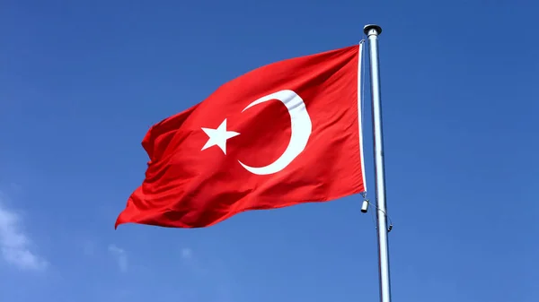 Viftande flagga Turkiet under soliga blå himmel — Stockfoto